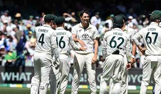 இந்திய ஆஸ்திரேலிய அணிகளுக்கு இடையேயான 2வது டெஸ்டில் வெற்றிபெற்ற மகிழ்ச்சியில் ஆஸ்திரேலிய வீரர்கள்
